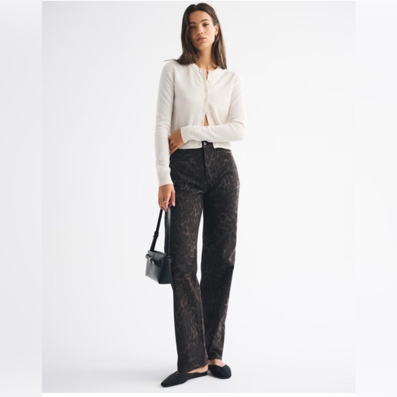 Abercrombie & Fitch High Rise 90s Relaxed Leopard Print Women's Jeans - Picture 2 of 4